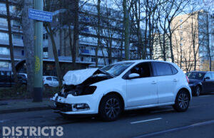 Gewonde en flinke schade bij aanrijding Margaretha van Hennebergweg Den Haag