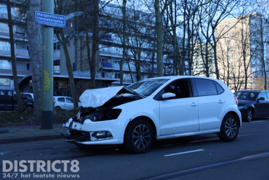 Gewonde en flinke schade bij aanrijding Margaretha van Hennebergweg Den Haag