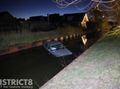 Auto raakt te water door vergeten handrem Adriana van Roonlaan Den Haag