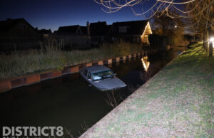 Auto raakt te water door vergeten handrem Adriana van Roonlaan Den Haag