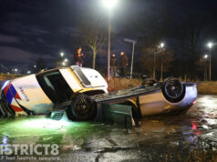 Automobilist glijdt het water in; politieauto glijdt er naast Metelerkampstraat Rijswijk