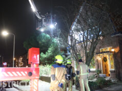 Brandweer zet hoogwerker in bij schoorsteenbrand Leeweg De Lier