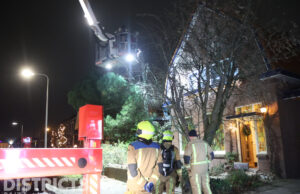 Brandweer zet hoogwerker in bij schoorsteenbrand Leeweg De Lier
