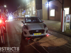 Opnieuw rijdt auto zich stuk op poller Hoefkade Den Haag