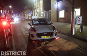 Opnieuw rijdt auto zich stuk op poller Hoefkade Den Haag