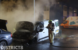 Bestelbus volledig uitgebrand; geparkeerde auto raakt beschadigd Mangaanstraat Den Haag