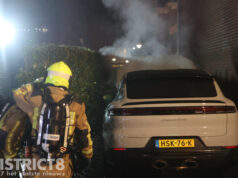 Elektrische Porsche in brand tijdens het opladen George Seferislaan Den Haag