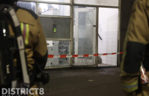 Explosie veroorzaakt flinke schade aan ingang van portiek Rijswijkseplein Den Haag