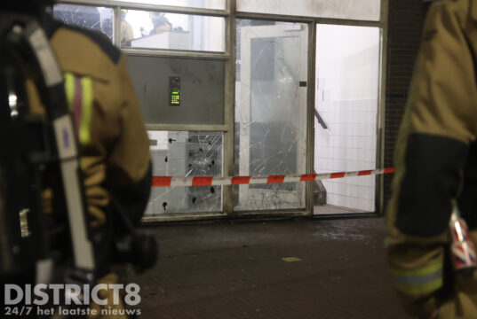 Explosie veroorzaakt flinke schade aan ingang van portiek Rijswijkseplein Den Haag