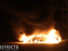Auto volledig verloren door brand op Groene Zoom Den Haag