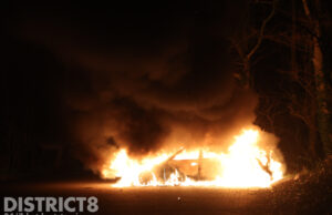Auto volledig verloren door brand op Groene Zoom Den Haag