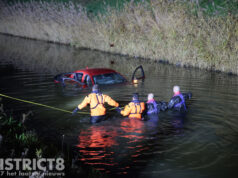 Automobilist raakt van de weg en komt te water Leidschendamseweg Zoetermeer