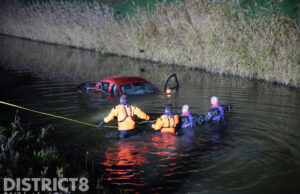 Automobilist raakt van de weg en komt te water Leidschendamseweg Zoetermeer