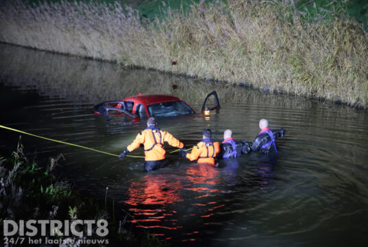 Automobilist raakt van de weg en komt te water Leidschendamseweg Zoetermeer