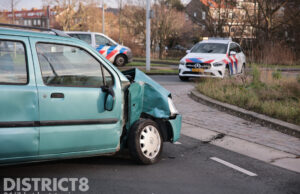 Veel schade na aanrijding tussen auto en aanhanger Machiel Vrijenhoeklaan Den Haag