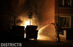 Flinke vlammen bij brand in afvalcontainer Harderwijkstraat Den Haag