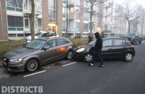 Automobilist met taser ramt geparkeerde auto’s Meppelweg Den Haag