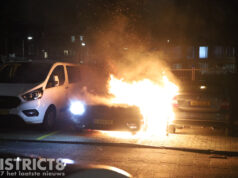 Twee geparkeerde auto’s flink beschadigd door brand Delagoastraat Den Haag