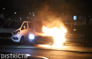 Twee geparkeerde auto’s flink beschadigd door brand Delagoastraat Den Haag