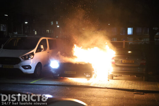 Twee geparkeerde auto’s flink beschadigd door brand Delagoastraat Den Haag