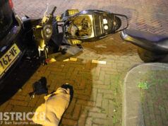 Gewonde na botsing scooter met geparkeerde auto Betje Wolffstraat Den Haag