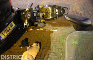 Gewonde na botsing scooter met geparkeerde auto Betje Wolffstraat Den Haag