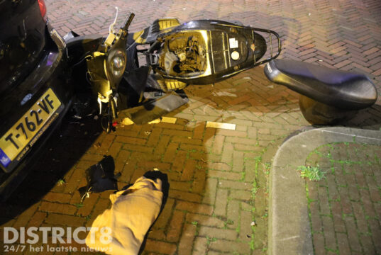 Gewonde na botsing scooter met geparkeerde auto Betje Wolffstraat Den Haag