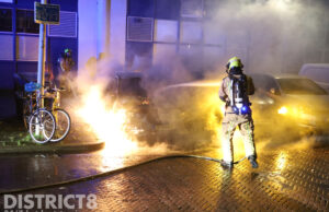 Volledige verwoesting van twee auto’s door brand Tak van Poortvlietstraat Den Haag