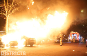 Vier geparkeerde voertuigen zwaar beschadigd door brand Jacob Schorerlaan Den Haag