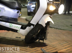 Bezorgerscooters klappen frontaal op elkaar Hoefkade Den Haag
