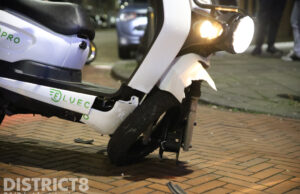 Bezorgerscooters klappen frontaal op elkaar Hoefkade Den Haag