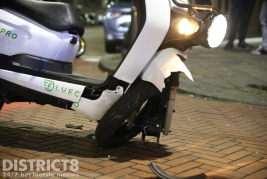 Bezorgerscooters klappen frontaal op elkaar Hoefkade Den Haag