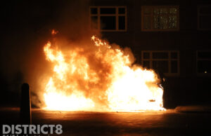 Twee auto’s volledig uitgebrand door vuur en blussing met schuim Soestdijksekade Den Haag