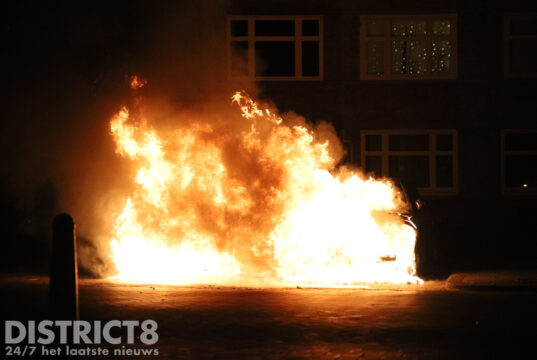 Twee auto’s volledig uitgebrand door vuur en blussing met schuim Soestdijksekade Den Haag