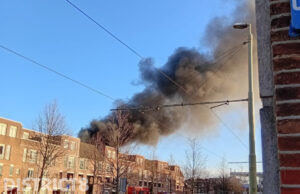 Zwarte rookwolken zichtbaar bij brand in opslag; brandweer schaalt op Zuidwal Den Haag