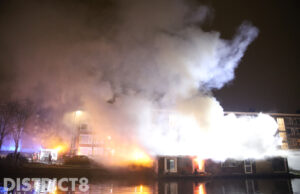 Uitslaande brand verwoest woonboot Veenendaalkade Den Haag