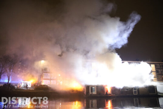 Uitslaande brand verwoest woonboot Veenendaalkade Den Haag