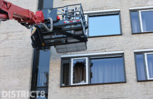 Raam klapt open door harde wind, straat bezaaid met glasscherven Richard Holstraat Den Haag