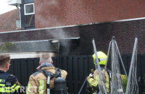 Brandweer schaalt op bij schuurbrand Prins Florisstraat Maasdijk