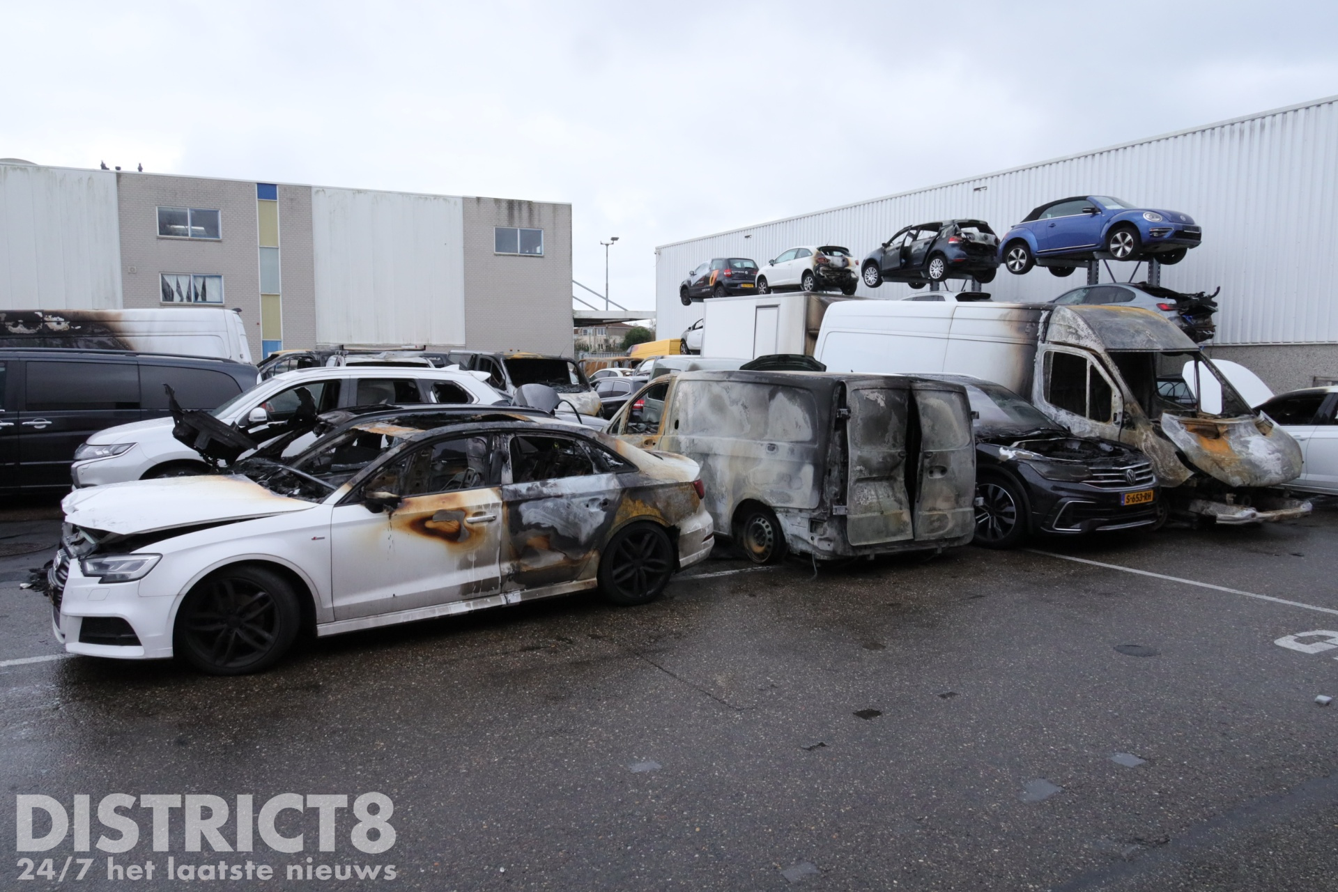 Grote hoeveelheid afgebrande voertuigen binnengebracht bij bergingsbedrijf Vreugdenhil