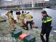 Hulpdiensten groots uitgerukt voor melding persoon te water Neherkade Den Haag