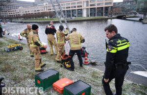 Hulpdiensten groots uitgerukt voor melding persoon te water Neherkade Den Haag
