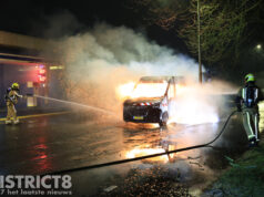 Geparkeerde werkbus vol sloopafval in brand gestoken Vulcanusweg Delft