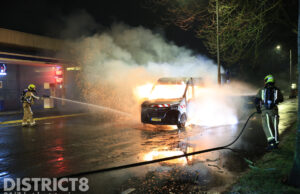 Geparkeerde werkbus vol sloopafval in brand gestoken Vulcanusweg Delft