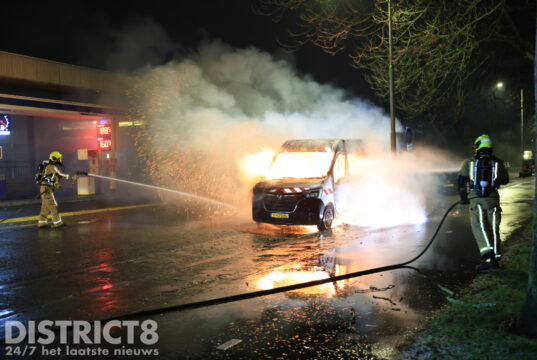 Geparkeerde werkbus vol sloopafval in brand gestoken Vulcanusweg Delft