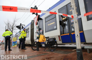 Fietser zwaargewond na aanrijding met tram Westvest Delft