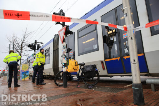 Fietser zwaargewond na aanrijding met tram Westvest Delft