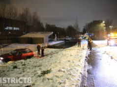 Auto botst tegen hek door gladheid Prinses Beatrixlaan Delft