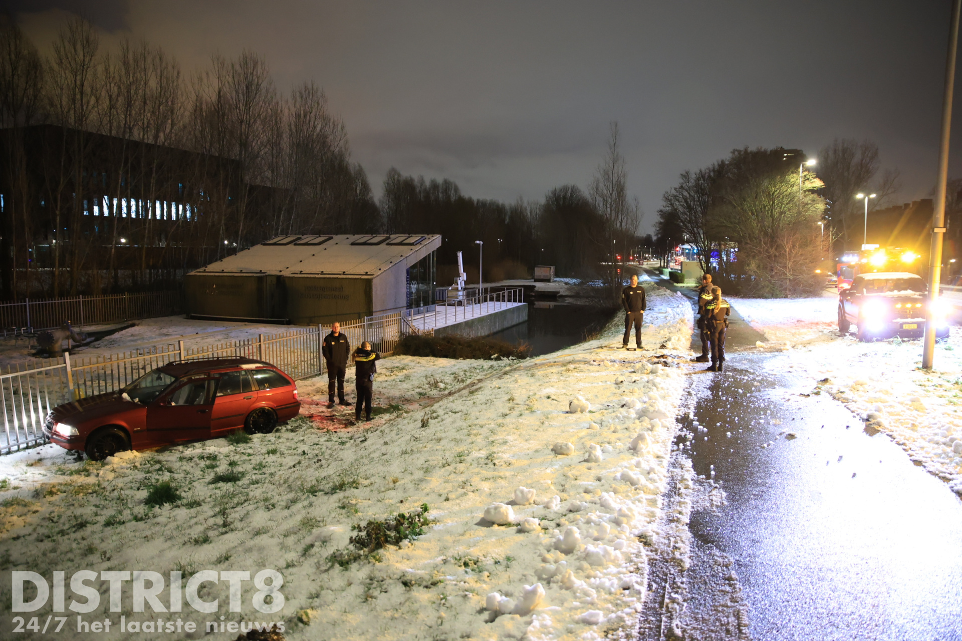 Auto botst tegen hek door gladheid Prinses Beatrixlaan Delft