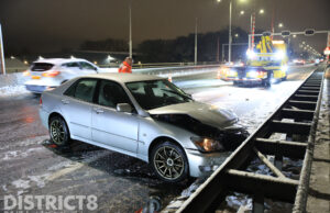 Rijstrook afgesloten na botsing door glad wegdek Kruithuisbrug/N470 Delft